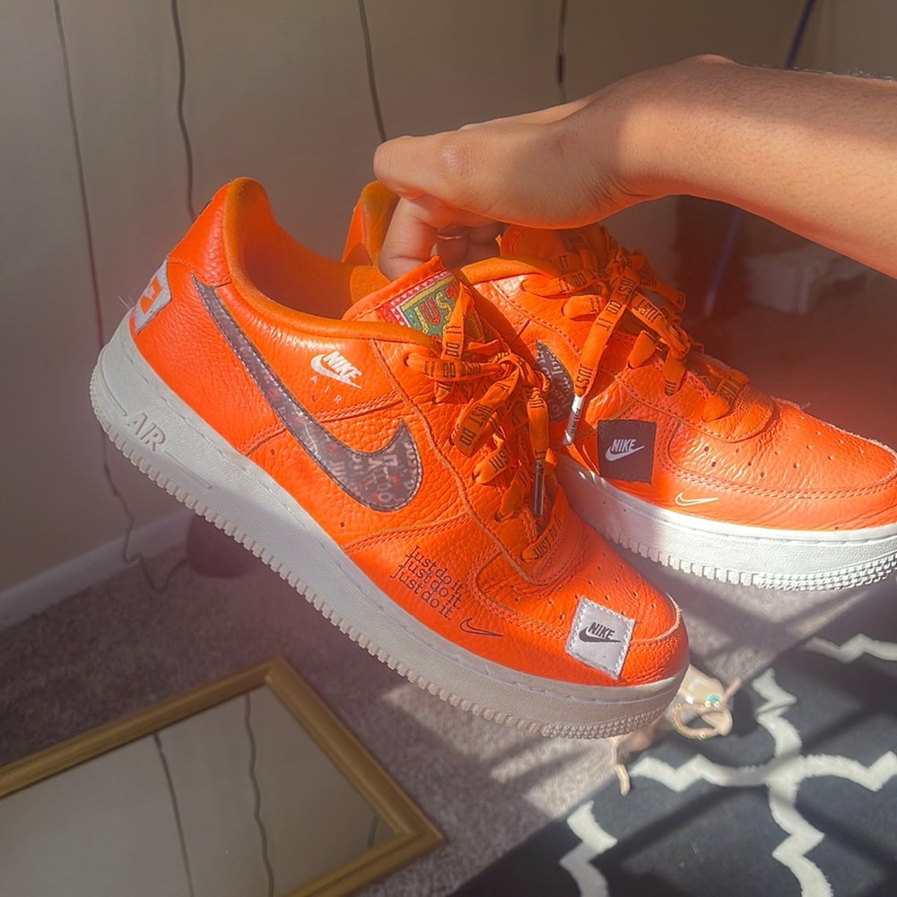 Nike orange shoes size 6 1/2 in grade school